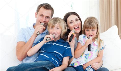 familia cantando karaoke